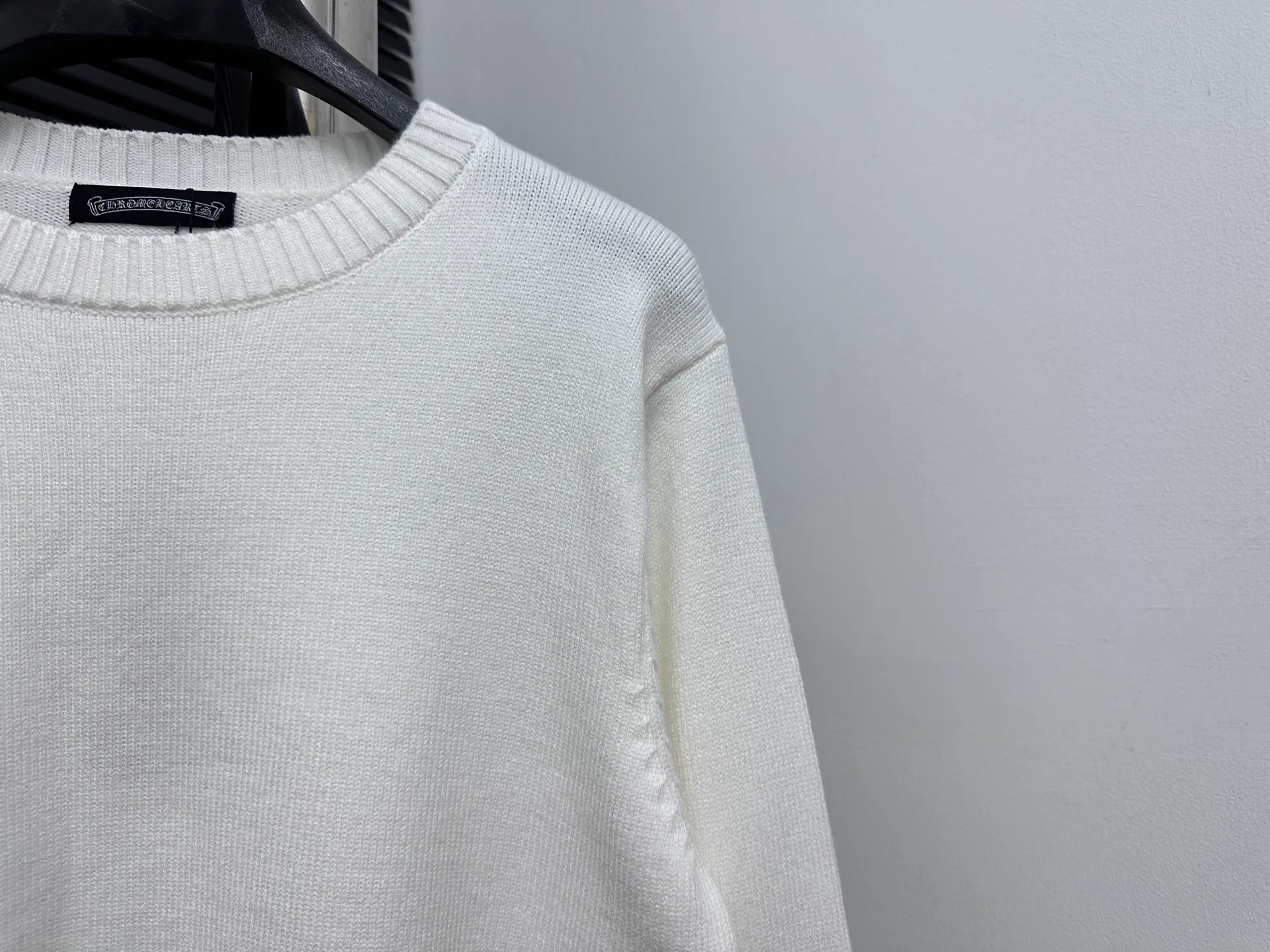￼ P250 【Chrome Hearts】Chrome Hearts' new cross-knitted jacquard appliquéd crew neck sweater. Contains 20% wool. The item is made of custom-dyed and custom-spun yarn and purchased from the original version. A full set of customized accessories. Details determine success or failure. A new model for autumn and winter. It is soft and delicate and does not tie the body. The upper body effect is very nice. Loose fit. Same style for men and women. Color: White Black Size: S-L